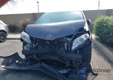 2015 Toyota Sienna Xle Premium 8 Passenger z USA, uszkodzony, nr VIN 5TDYK3DC2FS655785